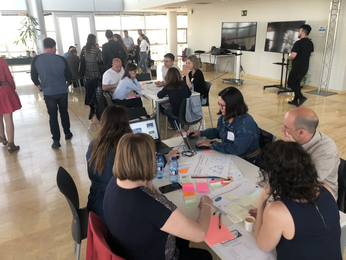 CIDA_gva's tweet photo. I es que, … amb aquestes vistes 🌊desde @GVAddigital ☀️🏖️les idees dels nostres profes de @GVAeducacio flueixen d’allò més bé 😜.
#Noestemdevacances 🙃, estem treballant per una #FPValenciana de futur #Digital i #Sosyenible. #SempreFP https://t.co/j1wEG9kiGa