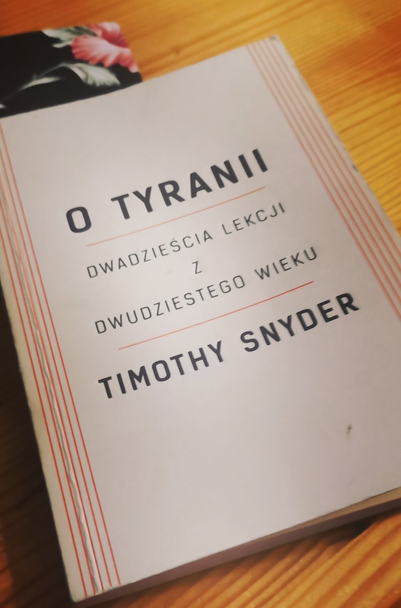 💛 Timothy Snyder: 'Demokracje umierają, gdy ludzie przestają wierzyć, że ich głos ma znaczenie'.
💛 Czytajmy tego autora. Ta książka jest jak bomba
neutronowa, mała, ale z potężna siłą rażenia. 
💛 Pamiętajmy o Holokauście. Zawsze. MOŻE SIĘ POWTÓRZYĆ. 

#NeverAgain #AkcjaŻonkile