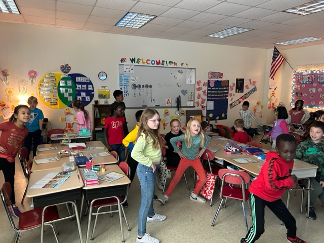 MrsSingleton115's tweet photo. You need a dance break when you are talking about recycling!! Scholastic News!! https://t.co/D7YleW6MLY