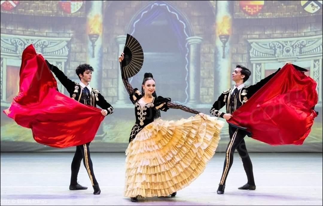 BeticosBulgaria's tweet photo. Aun recuerdo como hace un par de años, hablando tras un partido en la @PBeticaLondres dije "yo quiero bailar en el Villamarin el dia que se retire Joaquín" . 
Como cualquier betico, no queria verte partir nunca...Pero que me dices @joaquinarte te animas a cumplir un último sueño? https://t.co/Ays14ph0Sj