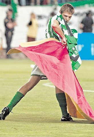 BeticosBulgaria's tweet photo. Aun recuerdo como hace un par de años, hablando tras un partido en la @PBeticaLondres dije "yo quiero bailar en el Villamarin el dia que se retire Joaquín" . 
Como cualquier betico, no queria verte partir nunca...Pero que me dices @joaquinarte te animas a cumplir un último sueño? https://t.co/Ays14ph0Sj
