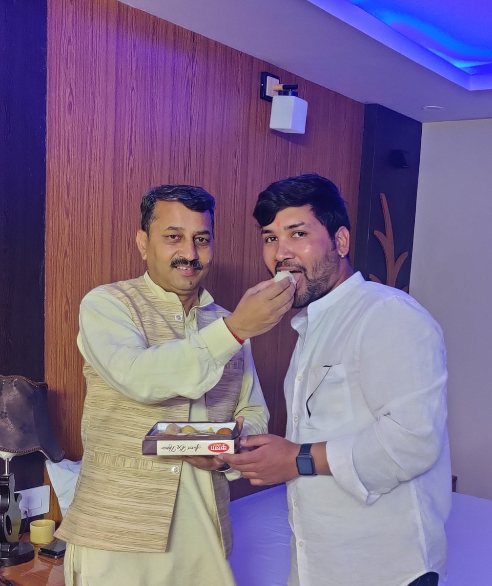 TRIVENDRASAH's tweet photo. आज युवा मोर्चा जिला आई टी प्रभारी बनने के पश्चात भाजपा जिलाध्यक्ष बड़े भाई प्रताप बिष्ट जी एवम  जिलाध्यक्ष युवा मोर्चा बड़े भाई कार्तिक हरबोला जी को मिष्ठान खिलाकर धन्यवाद व्यक्त किय�� व आशीर्वाद एवम  मार्गदर्शन प्राप्त किया।
@HarbolaKartik @Shashankrawat29
#YuvaMorcha 
#BJP4IND https://t.co/qyuVCrhFVI