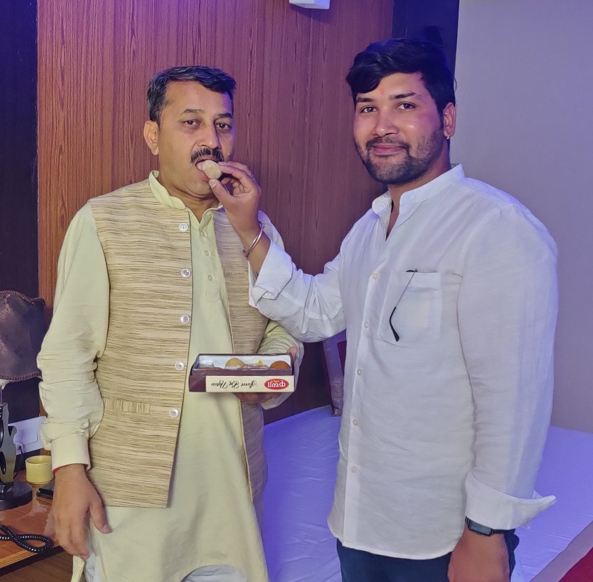 TRIVENDRASAH's tweet photo. आज युवा मोर्चा जिला आई टी प्रभारी बनने के पश्चात भाजपा जिलाध्यक्ष बड़े भाई प्रताप बिष्ट जी एवम  जिलाध्यक्ष युवा मोर्चा बड़े भाई कार्तिक हरबोला जी को मिष्ठान खिलाकर धन्यवाद व्यक्त किय�� व आशीर्वाद एवम  मार्गदर्शन प्राप्त किया।
@HarbolaKartik @Shashankrawat29
#YuvaMorcha 
#BJP4IND https://t.co/qyuVCrhFVI