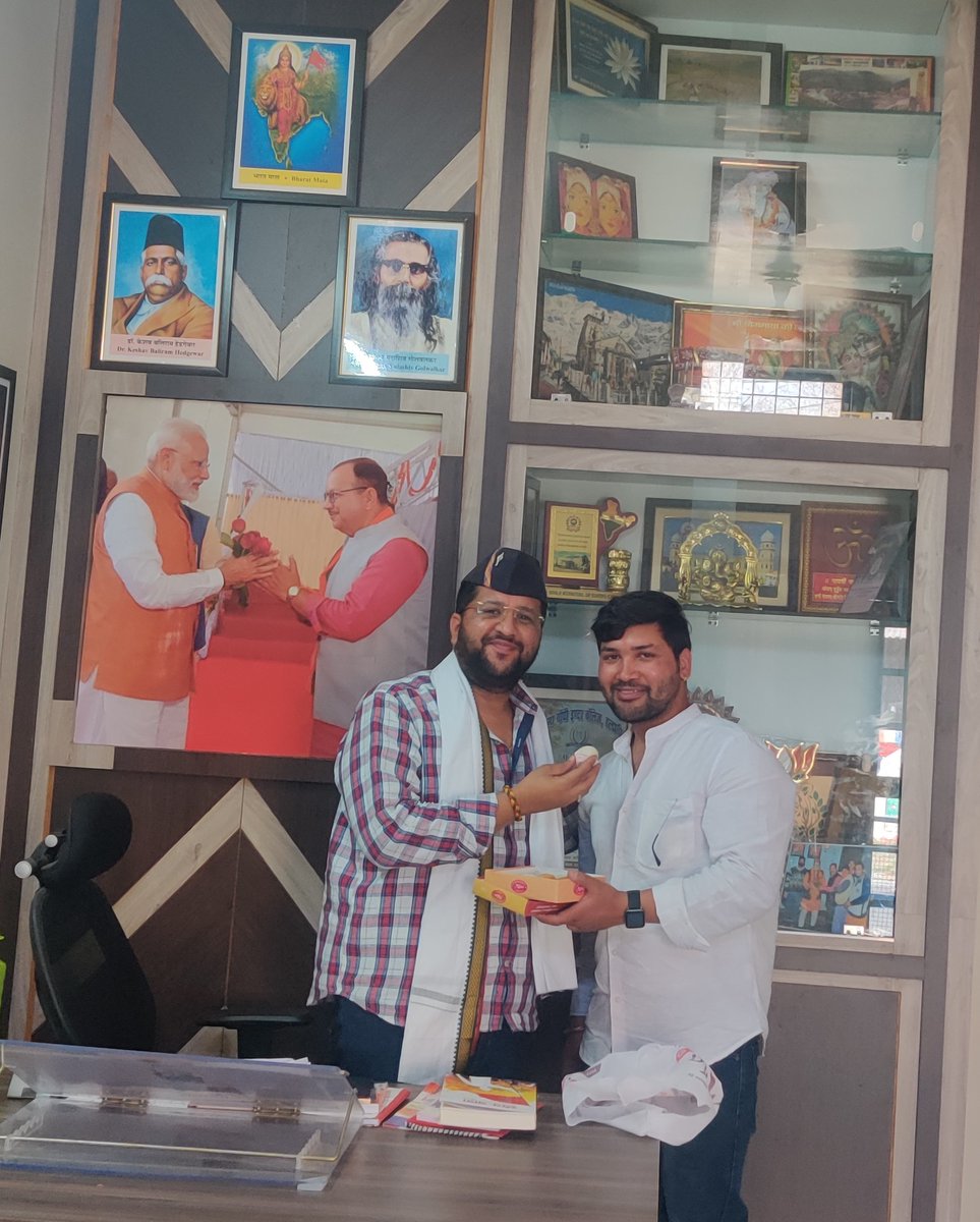 TRIVENDRASAH's tweet photo. आज युवा मोर्चा जिला आई टी प्रभारी बनने के पश्चात भाजपा जिलाध्यक्ष बड़े भाई प्रताप बिष्ट जी एवम  जिलाध्यक्ष युवा मोर्चा बड़े भाई कार्तिक हरबोला जी को मिष्ठान खिलाकर धन्यवाद व्यक्त किय�� व आशीर्वाद एवम  मार्गदर्शन प्राप्त किया।
@HarbolaKartik @Shashankrawat29
#YuvaMorcha 
#BJP4IND https://t.co/qyuVCrhFVI