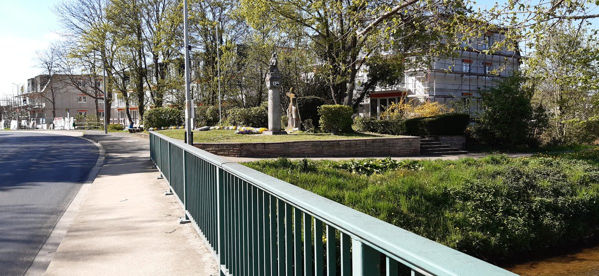 dschmitzkroell's tweet image. Hier entsteht das #Rotbach Ensemble in @StadtErftstadt-Friesheim - auf einer offiziell hochwassergefährdeten Fläche (HQ extr.). "Der Rotbach, der (..) am Grundstück (..) entlang fließt, verleiht dem Projekt ein unverwechselbares Flair" -und hat das Areal 2021 komplett überflutet!