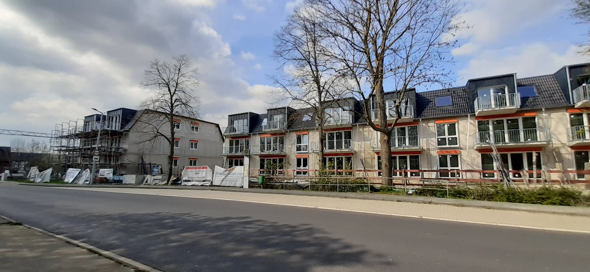 dschmitzkroell's tweet image. Hier entsteht das #Rotbach Ensemble in @StadtErftstadt-Friesheim - auf einer offiziell hochwassergefährdeten Fläche (HQ extr.). "Der Rotbach, der (..) am Grundstück (..) entlang fließt, verleiht dem Projekt ein unverwechselbares Flair" -und hat das Areal 2021 komplett überflutet!