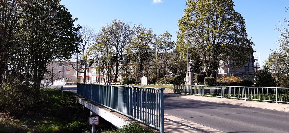 dschmitzkroell's tweet image. Hier entsteht das #Rotbach Ensemble in @StadtErftstadt-Friesheim - auf einer offiziell hochwassergefährdeten Fläche (HQ extr.). "Der Rotbach, der (..) am Grundstück (..) entlang fließt, verleiht dem Projekt ein unverwechselbares Flair" -und hat das Areal 2021 komplett überflutet!