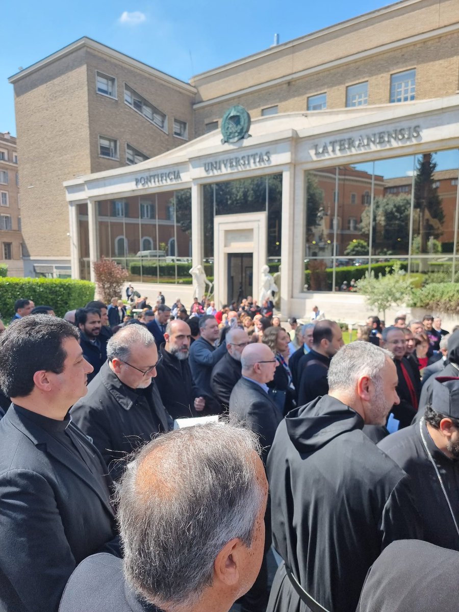 OeuvredOrient's tweet photo. #Rome : ▶️Ce jeudi 19 avril, dans les jardins de l'université pontificale du Latran, était dévoilée la statue de St #Ephrem par sa béatitude le patriarche syriaque Younan. Il y avait 25 #syriaques venus de France : les paroisses avaient organisé un pèlerinage pour l'événement.
#chrétiensdOrient