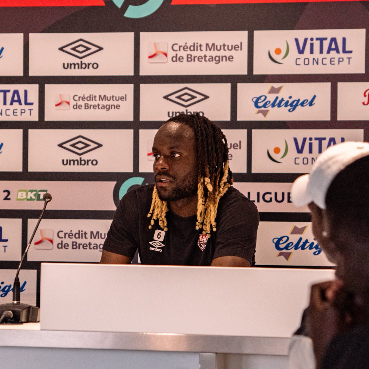 EAGuingamp's tweet photo. 📺 Hier matin, le #ProPark a accueilli des jeunes du Centre Départemental de l’Enfance et de la Famille du 22 pour une matinée de travaux pratiques sur la réalisation de reportage vidéo.
#JouonsLaCollectif #TeamEAG #WarRaok https://t.co/mpW8Av8FyZ