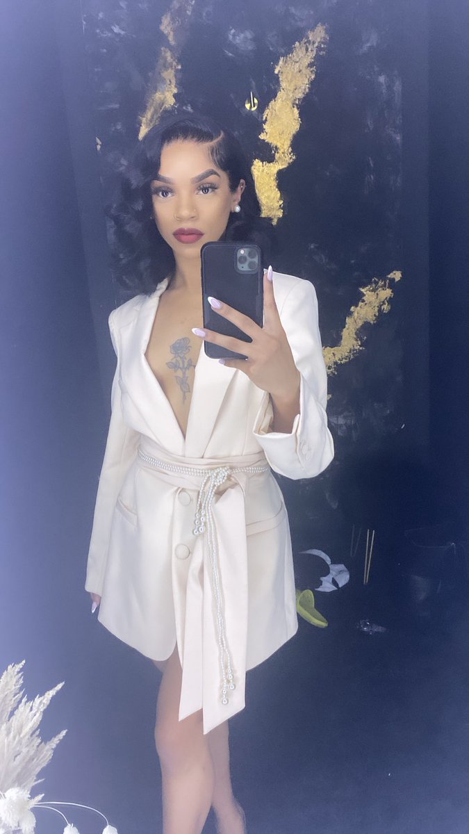reneetheroze's tweet photo. they asked to see the boss
so they sent me 🌹
 #soregal #ifelegancewasaperson https://t.co/6y3RqCH7oW