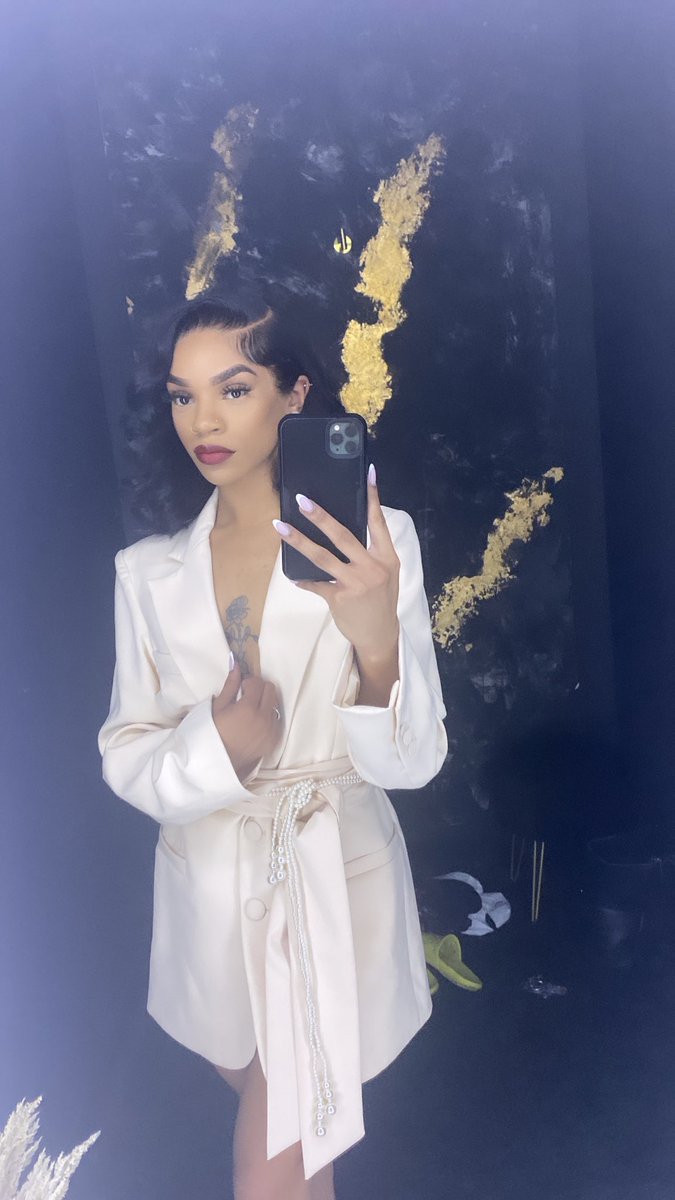 reneetheroze's tweet photo. they asked to see the boss
so they sent me 🌹
 #soregal #ifelegancewasaperson https://t.co/6y3RqCH7oW