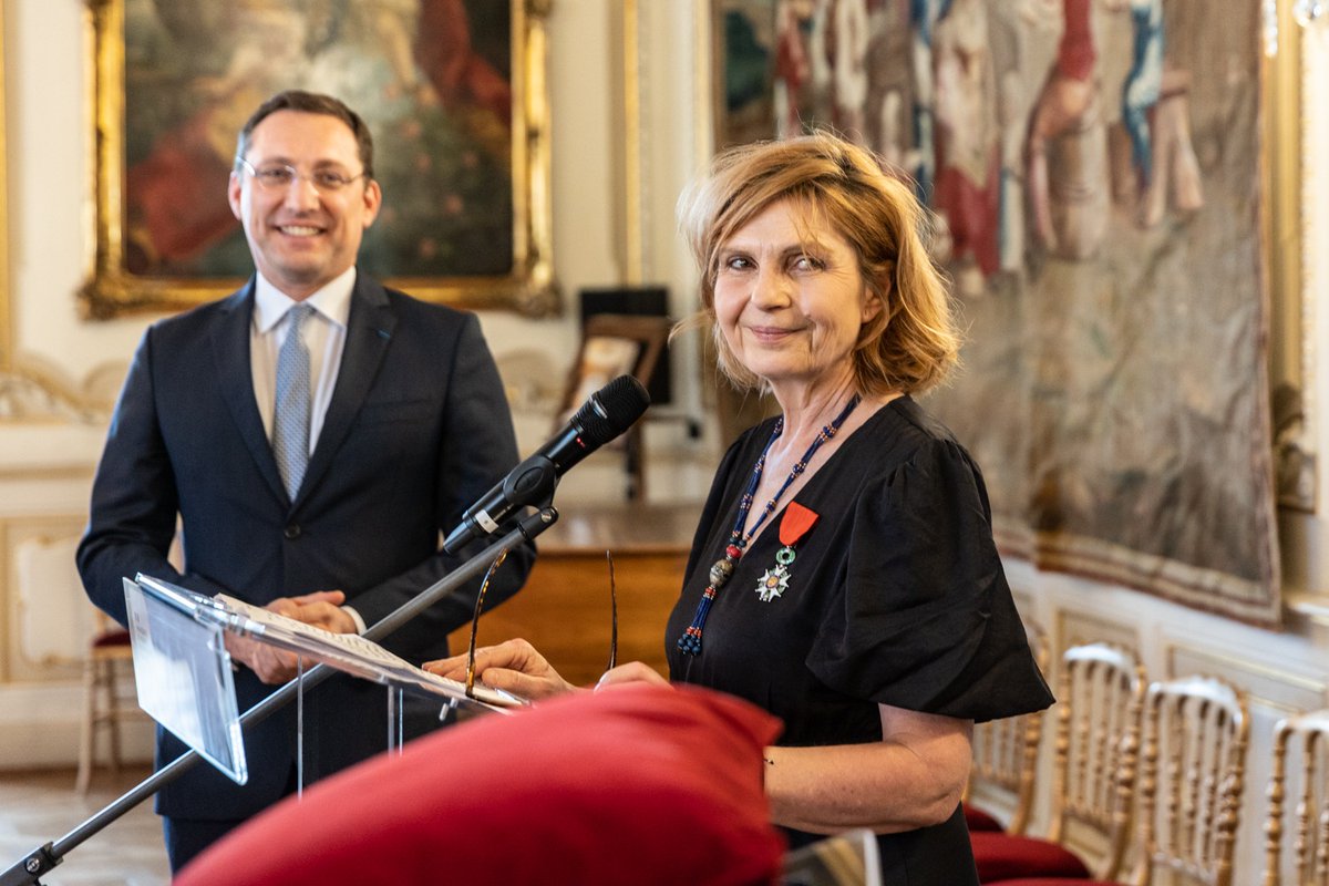 AlexisDutertre's tweet photo. 🇫🇷🤝🇨🇿| S potěšením jsem předal Petře Procházkové @enkocz, legendě válečné novinařiny, významné humanitární pracovnici a autorce knižní předlohy filmu Moje slunce Mad (🇫🇷🏆César), insignie rytíře Řádu čestné legie. 
🇫🇷 oceňuje její činy ve jménu lidských práv &amp; demokracie &amp; míru. https://t.co/k4UD5ksLJ8
