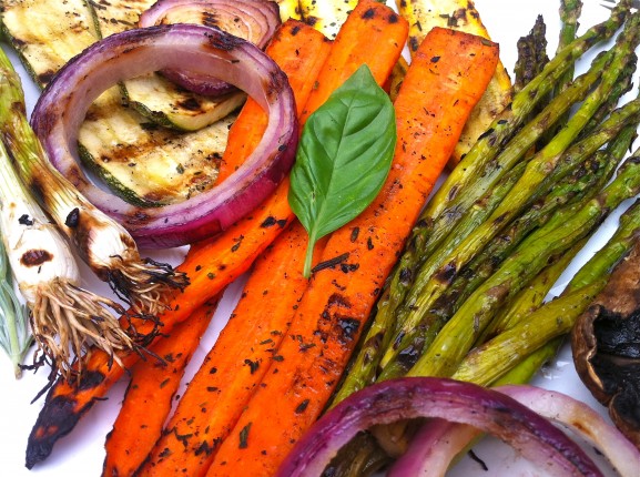 WorkHard2BFit's tweet photo. Carrots, yellow squash, onions, zucchini and asparagus are great vegetables for grilling when the weather is nice outside. https://t.co/2w7y3rVSfk