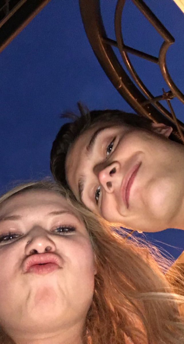 jesseppbeauty's tweet photo. it’s my favourite person’s 24th birthday today! 🎈🎁 happy birthday @JesseJChick ❤️‍🔥 https://t.co/ACV0l2Uo58