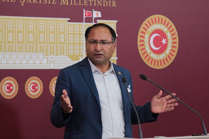 CHP İzmir Milletvekili Özcan Purçu; tek bir Roman vatandaşına bile milletvekili listelerinde yer verilmedi, bu yüzden CHP’den istifa ediyorum.. 🎩

İNKILABA AZ KALDI 
#UfkaBirBakYiğidim