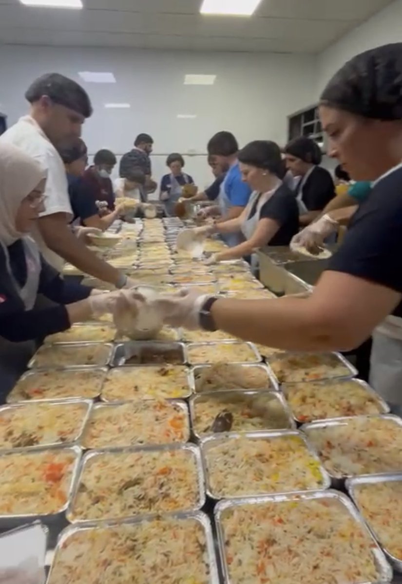 A very humble way to end a day with the amazing <a href="/HartlandIntl/">Hartland Intl School</a> team in the kitchens preparing 4,000 meals and then distributing them to those who need them most. #Ramadan2023 <a href="/KHDA/">KHDA | هيئة المعرفة والتنمية البشرية بدبي</a> @BSMEorg @COBISorg #EidAlFitr2023