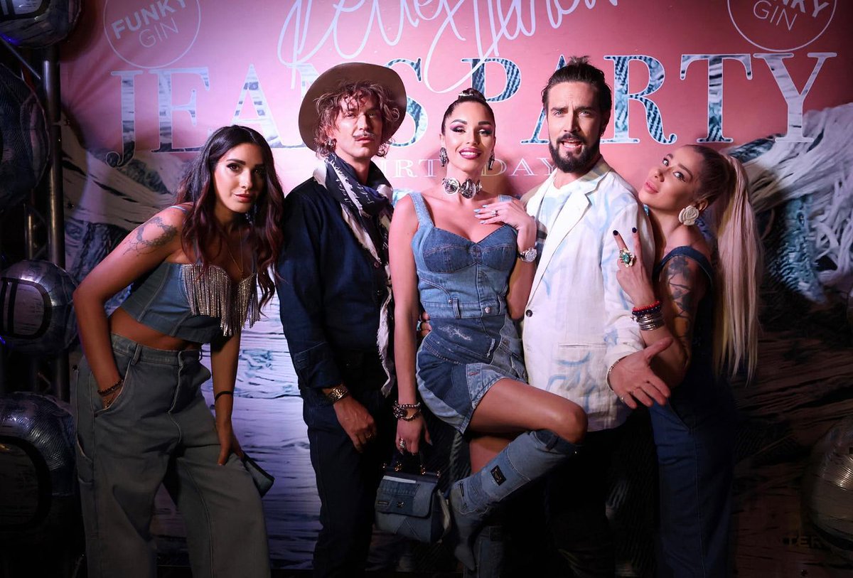 santacaliri76's tweet photo. Bellissimi i nostri dolcissimi ragazzi di Factory ♥️ @AXBproduction @deliaduranoff @Starlitefactory #alexbelli #deliaduran #leilapales #alessandrofilippi #durelli https://t.co/HFdMte2ld2
