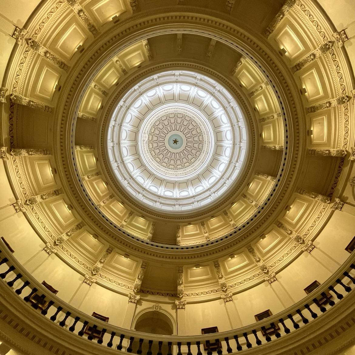 CapoJ007's tweet photo. Description of images: A #PublicHistorian spends his 36th bday at the #TexasStateCapitol. Pictured is the Capitol dome, rising 218' from the floor. The dome's acoustics allow visitors to hear their own echos when standing directly underneath. #ExtraShotOfHistory
πΈ @freya66 https://t.co/ldH80qgIaq