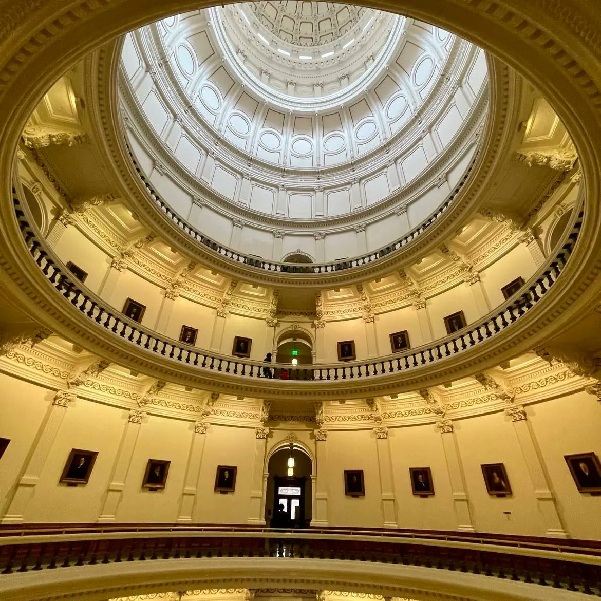 CapoJ007's tweet photo. Description of images: A #PublicHistorian spends his 36th bday at the #TexasStateCapitol. Pictured is the Capitol dome, rising 218' from the floor. The dome's acoustics allow visitors to hear their own echos when standing directly underneath. #ExtraShotOfHistory
πΈ @freya66 https://t.co/ldH80qgIaq