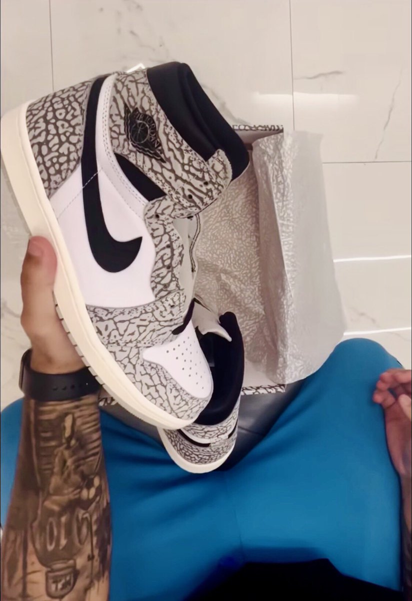 Bo0mBaNg's tweet image. So I customized my Jordan 1 retro high white cements with #angelusdirect inks. They had a little too much white cement for my taste so I gave it a black toe look. W or L 🤷🏽‍♂️ #yoursneakersaredope #kotd #jordan1 #jordan #snkrs