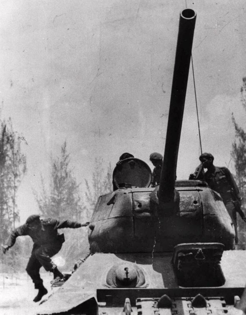 #Somos_Historia || 19 de abril Aniversario 62 de la Victoria de Playa Girón🎖️

“La importancia histórica del 19 de abril se sale de los marcos de nuestro propio país, porque ese día, ciertamente que el imperialismo yanki recibió su primera gran derrota en América”

✊🏻❤️🇨🇺