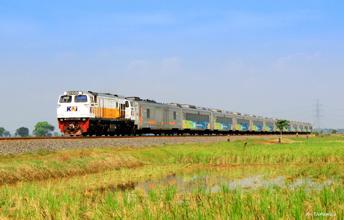 Ari_Tria01's tweet photo. Lokomotif CC 206 13 74 Membawa KA 10 Argo Dwipangga Relasi Stasiun Gambir Tujuan Akhir Stasiun Solo Balapan

#KAI121 
#keretaapi 
#fotokereta 
Bisa Di lihat foto foto yang lainnya klik link dibawah
👇
https://t.co/k3G1Nou1W9 https://t.co/49X9y3XvyM