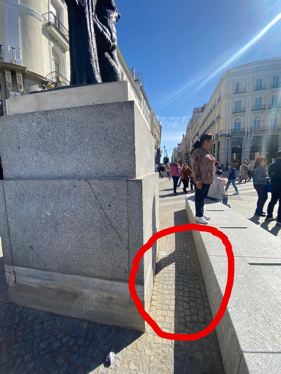 Creo este huequito cutre que han creado en la nueva plaza de la Puerta del Sol merece tener un nombre específico. Mi propuesta es EL PIPILUIS.

¿Alguna idea más?

(La foto es de <a href="/MadridDecadente/">MADRID DECADENTE</a>)