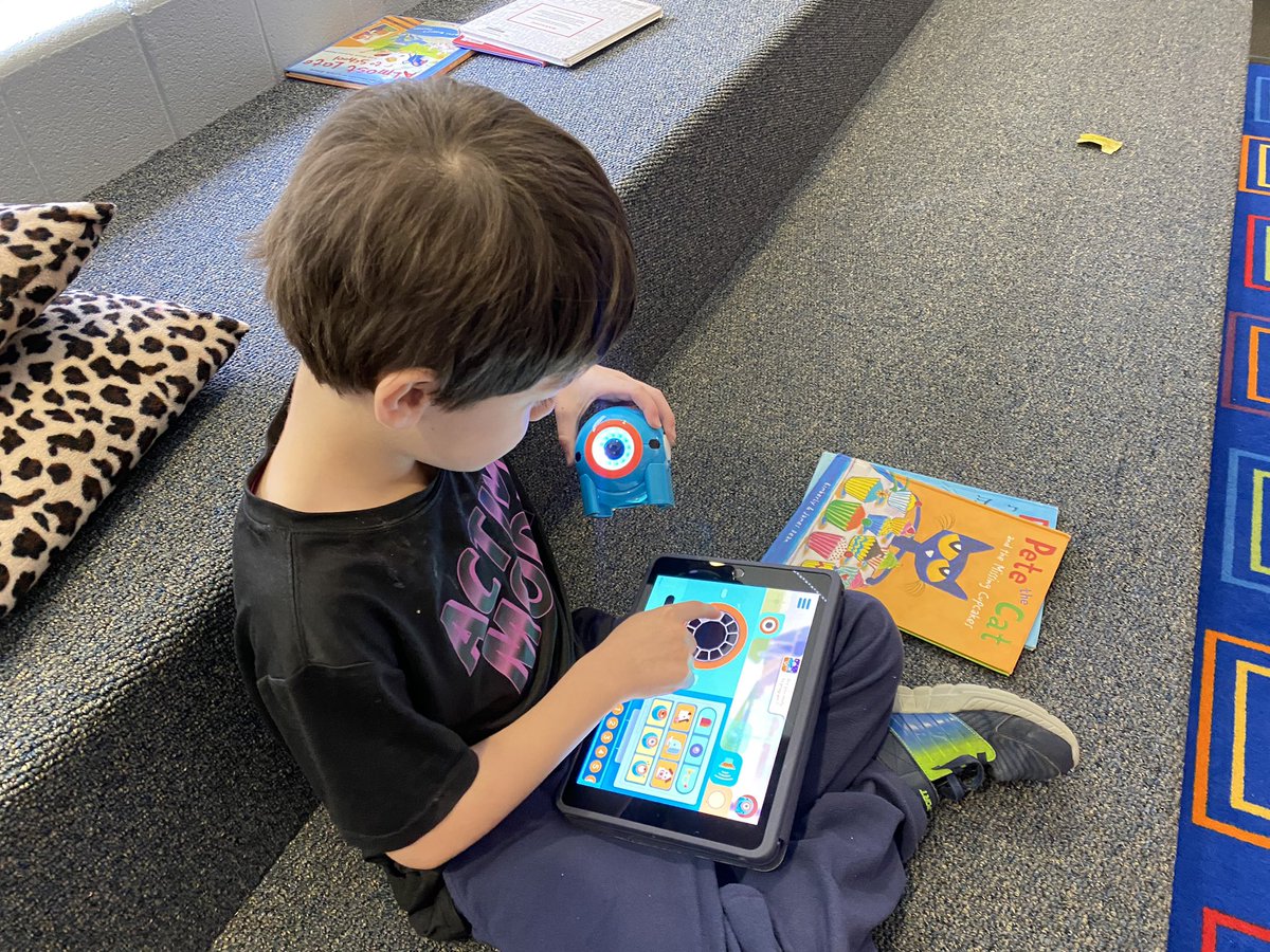 MrsMobileD67's tweet photo. @MrsTsagalis class spent their library class programming out Dot Robots! #LFmoments #cherokeeinspires @LakeForestSD67 https://t.co/rktwhXIasE