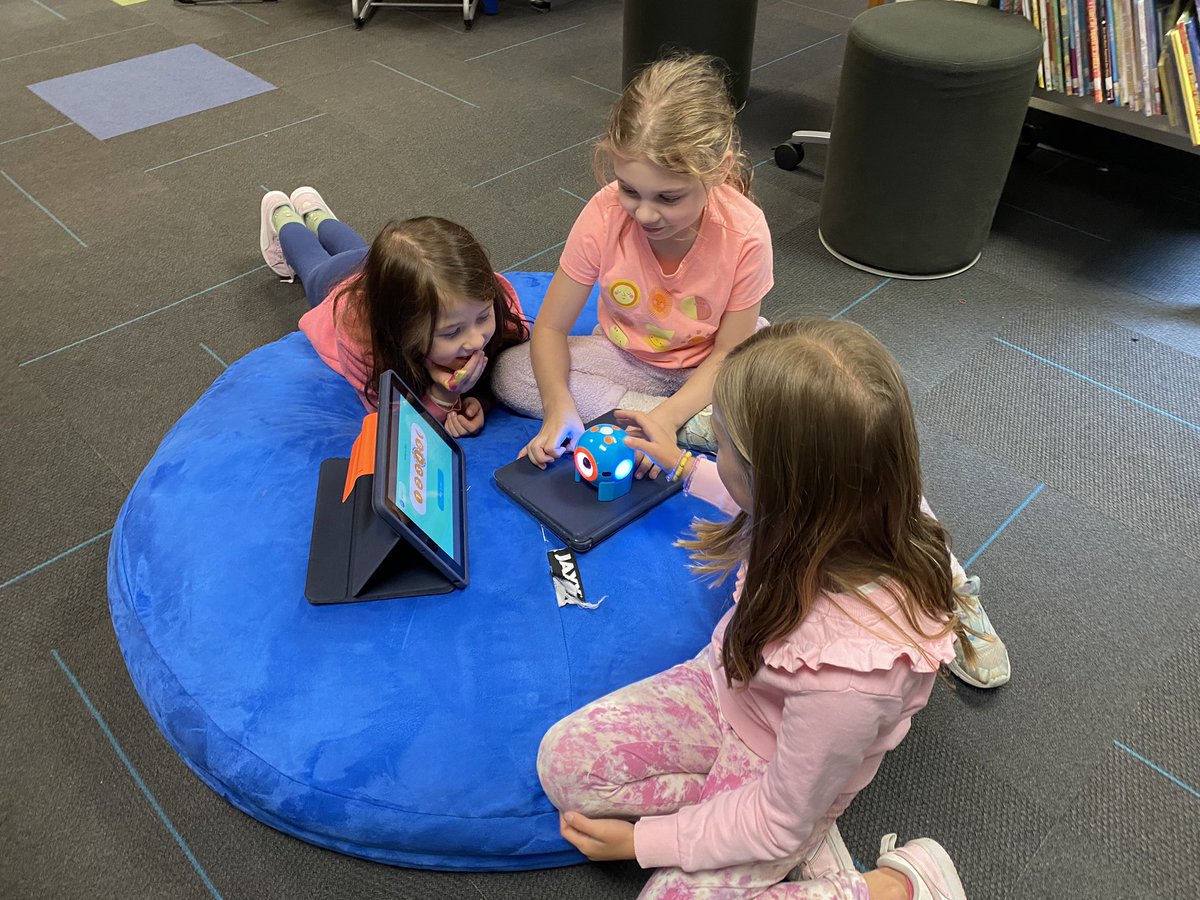 MrsMobileD67's tweet photo. @MrsTsagalis class spent their library class programming out Dot Robots! #LFmoments #cherokeeinspires @LakeForestSD67 https://t.co/rktwhXIasE