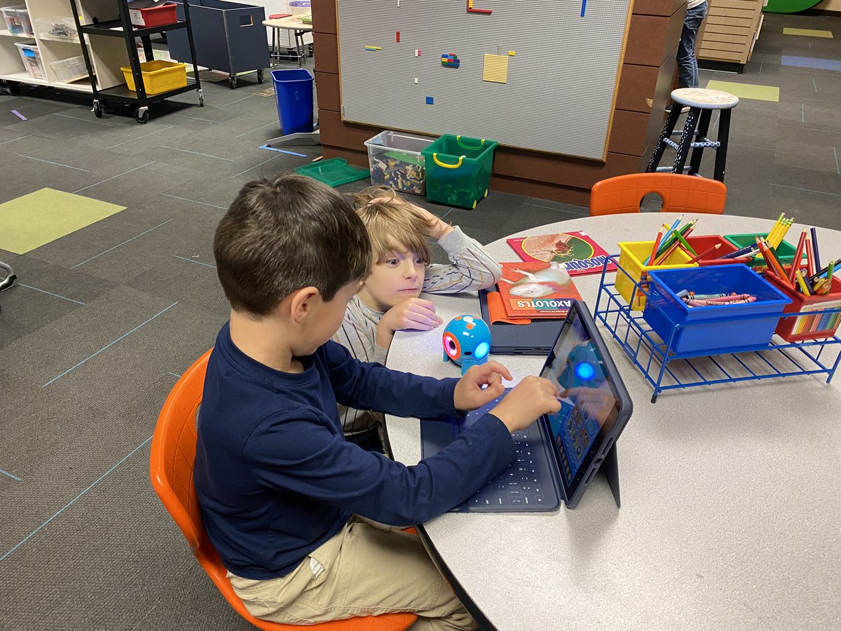 MrsMobileD67's tweet photo. @MrsTsagalis class spent their library class programming out Dot Robots! #LFmoments #cherokeeinspires @LakeForestSD67 https://t.co/rktwhXIasE