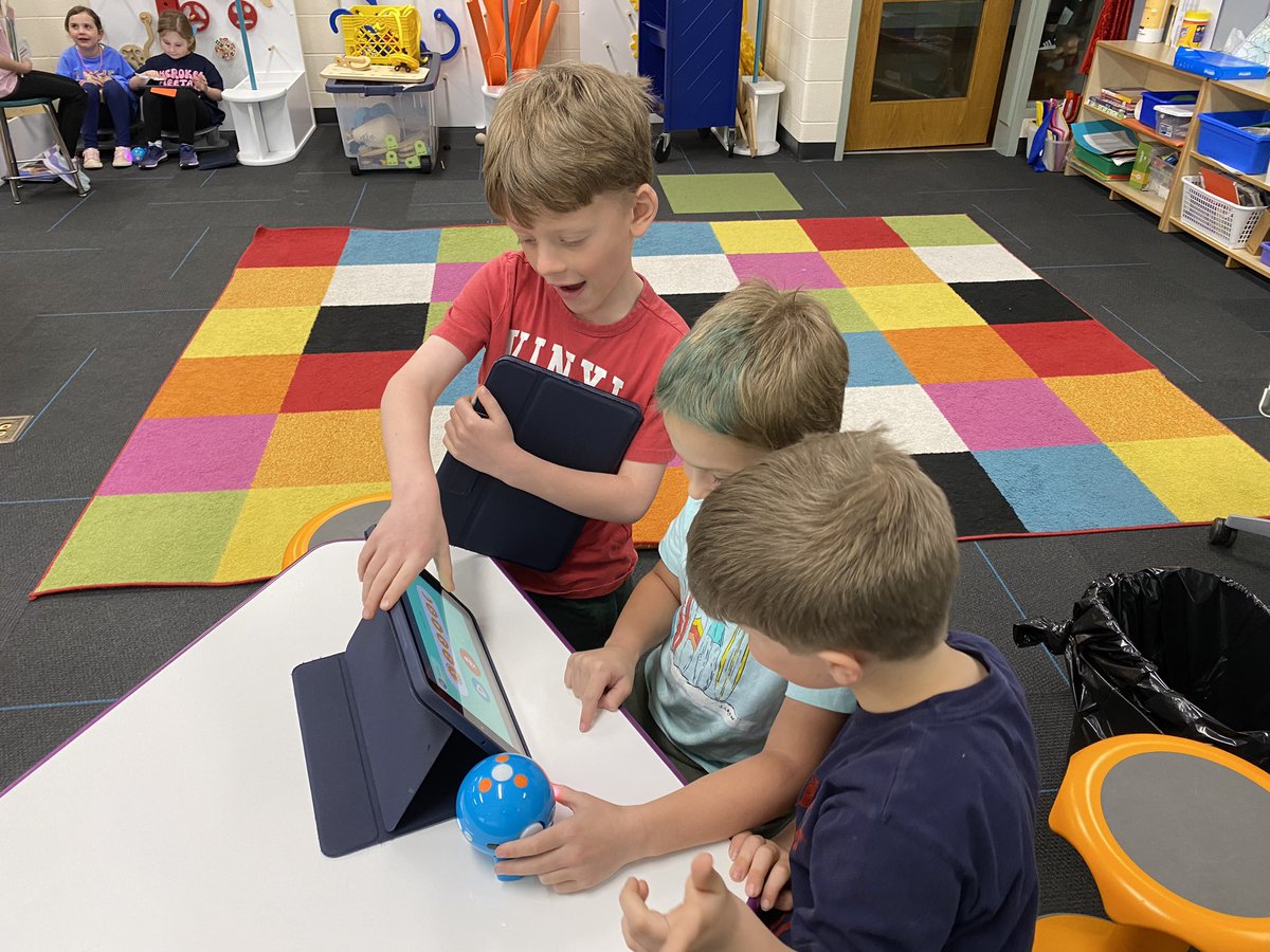 MrsMobileD67's tweet photo. @MrsTsagalis class spent their library class programming out Dot Robots! #LFmoments #cherokeeinspires @LakeForestSD67 https://t.co/rktwhXIasE