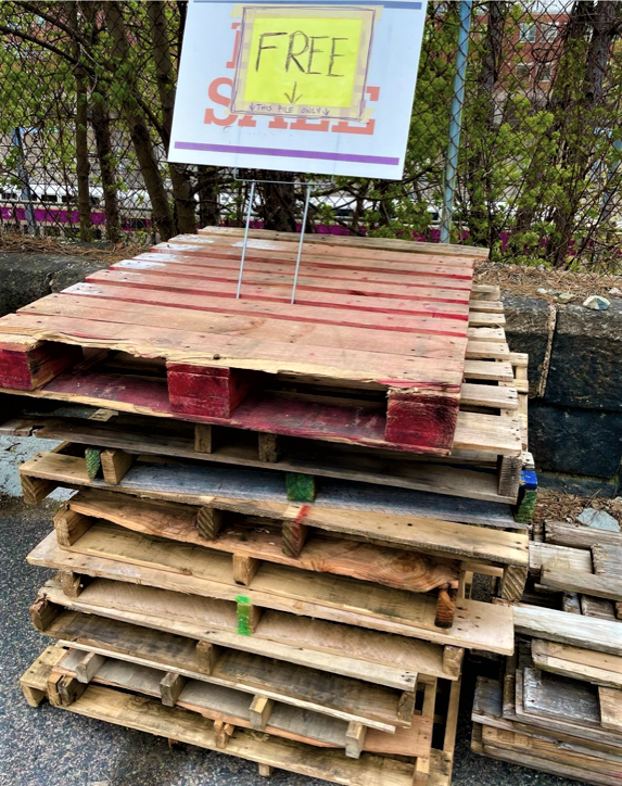 BostonBldgRes's tweet photo. need some free wood? we've got a stack of pallets in our parking lot up for grabs! upcycle this lumber in a myrid of ways: #compostbins #fencing #birdhouses #treehouses #shelving #sheds #playhouses #planters #doghouse #lemonadestand #winerack #cornhole #cornholegame #dogbed #free https://t.co/9GgDDM1ZRi