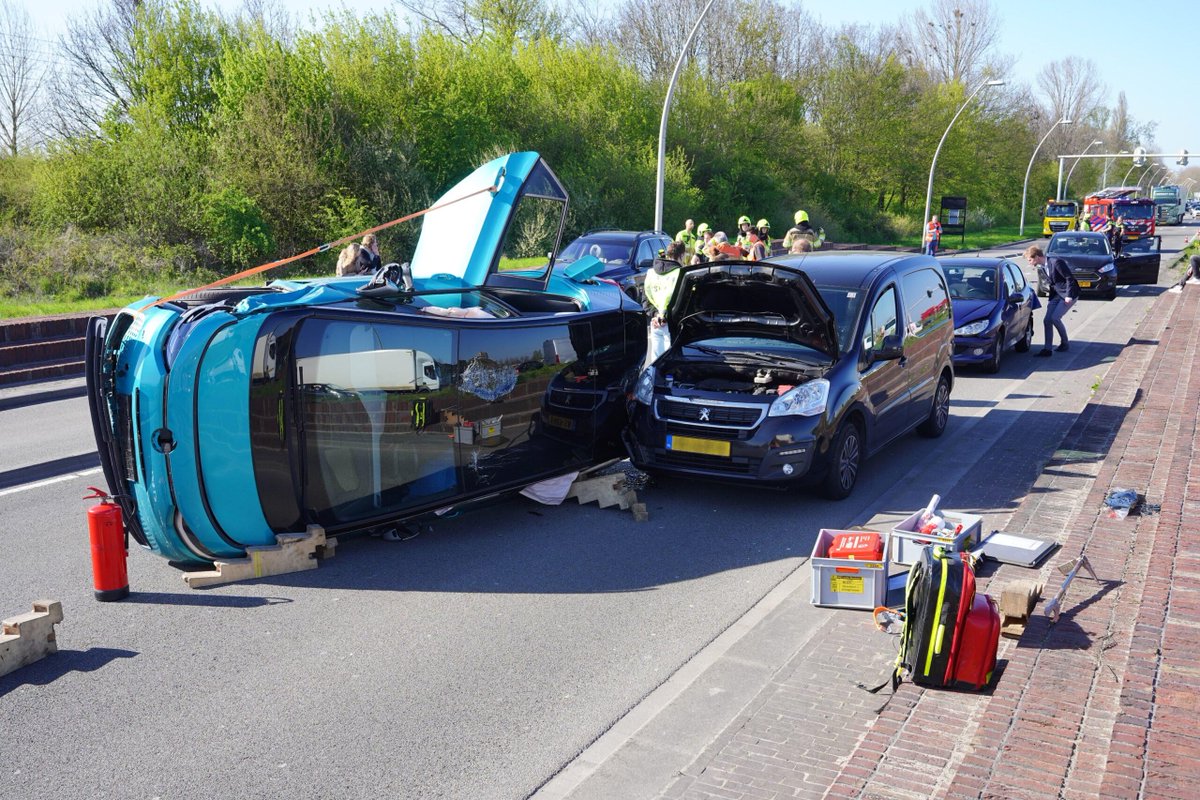 112Nijmegen's tweet photo. Auto belandt op zijkant na kettingbotsing - https://t.co/ehWLuvGCgX https://t.co/TYBK6RYF9H
