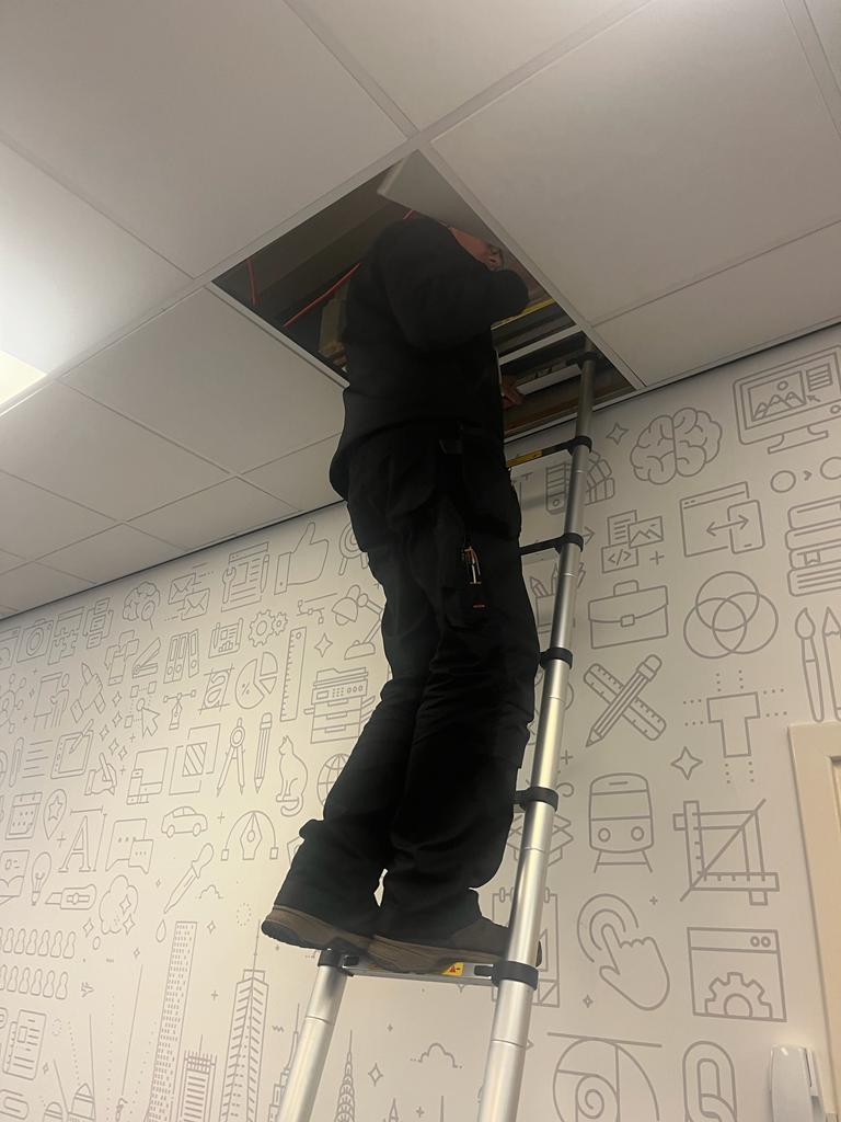 TssFacilities's tweet photo. We had our #watertreatment specialist Lee on-site at offices in Crawley last week 🫗

He was busy checking water #temperatures, giving the #boiler the once over &amp; getting those all-important readings. 

#Sussex-based businesses in need of water treatment - look no further! https://t.co/AY7e5TSEyN