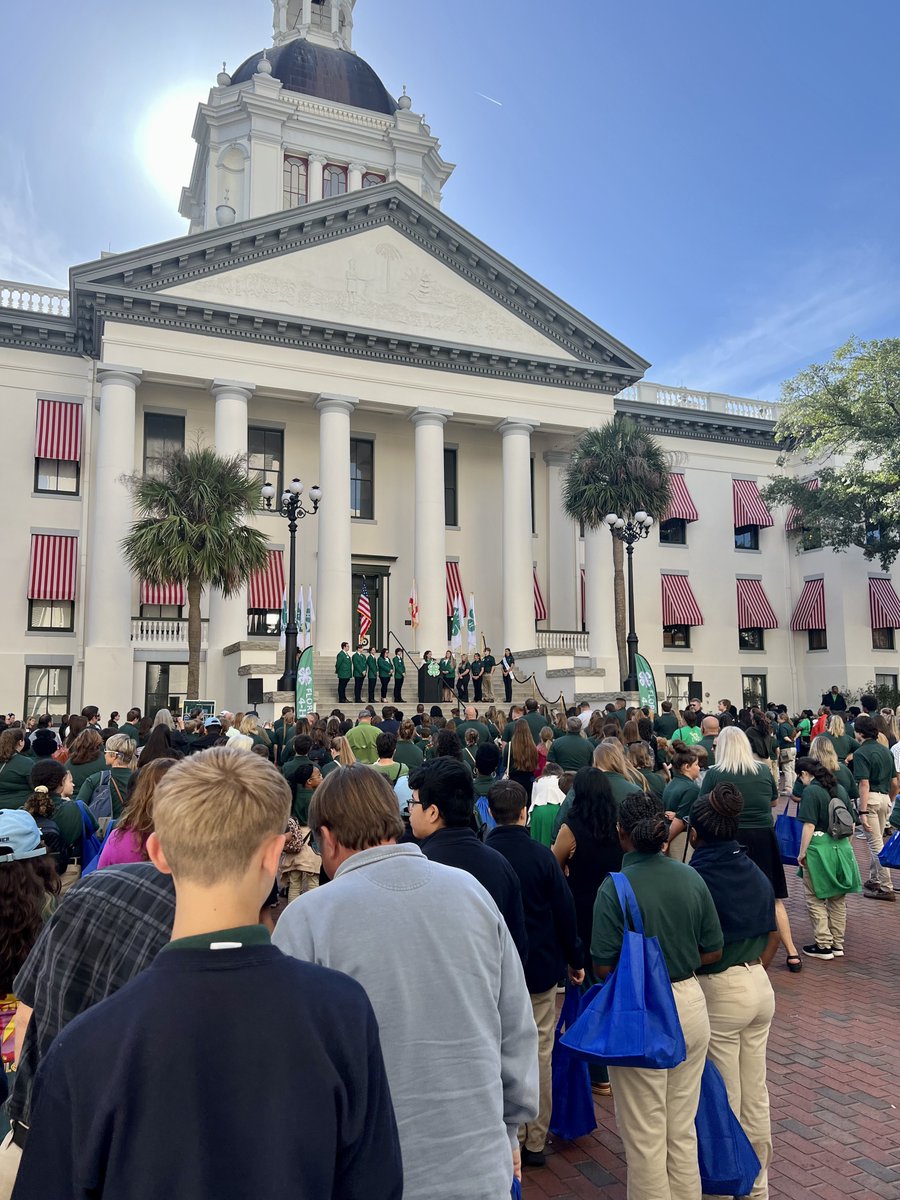FDACS's tweet photo. The Florida Capitol is seeing green today for @Florida4H Day! 🍀 https://t.co/aV2Q5dgL6o