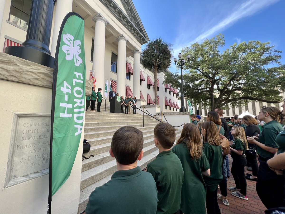 FDACS's tweet photo. The Florida Capitol is seeing green today for @Florida4H Day! 🍀 https://t.co/aV2Q5dgL6o