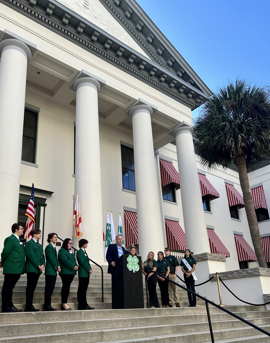FDACS's tweet photo. The Florida Capitol is seeing green today for @Florida4H Day! 🍀 https://t.co/aV2Q5dgL6o