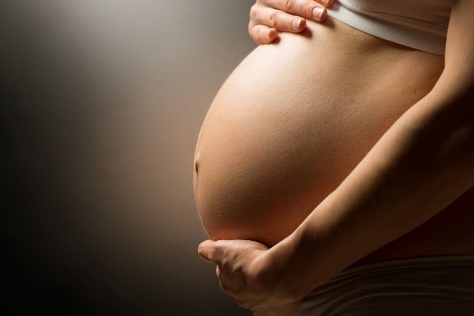 YaleMed's tweet photo. YSM researchers, including @vmabrahams, find the #autoimmune drug hydroxychloroquine may be an effective treatment for #preeclampsia, a serious #pregnancy complication that can endanger mother &amp; fetus. https://t.co/AC3TJPxCgQ https://t.co/AH5ZGNoBUg