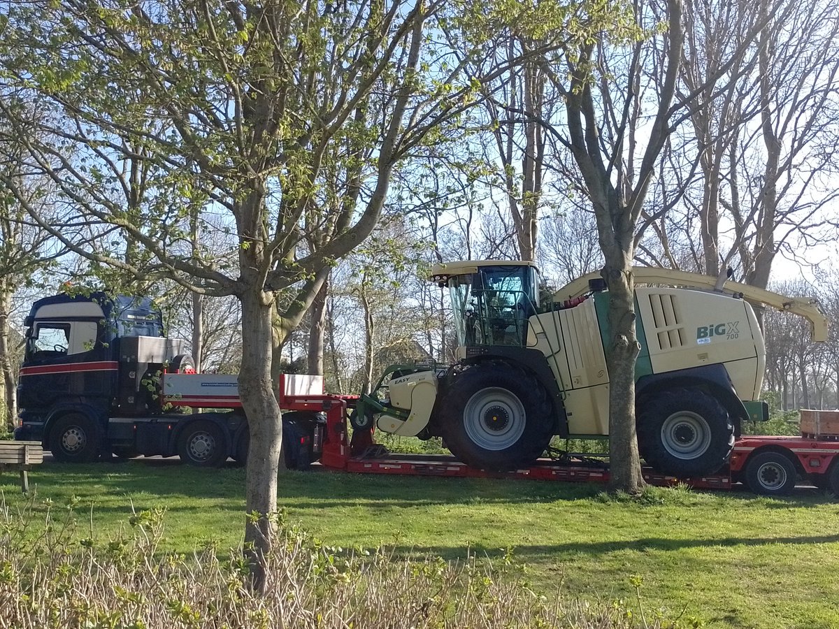 wit_rianne's tweet photo. 'De Hulk' is gearriveerd! Precies op tijd voor de eerste snede 🚜✨ https://t.co/nRatQU9a3l