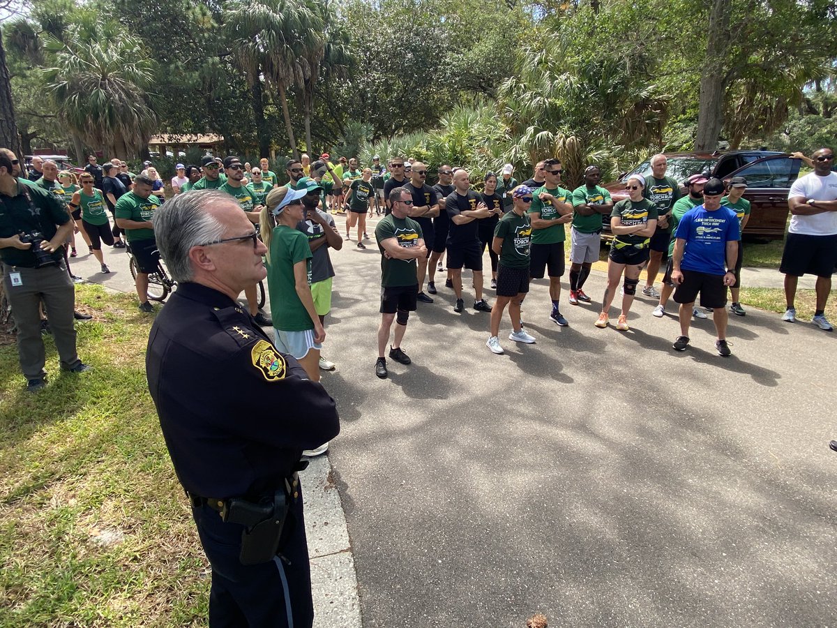 myclearwaterPD's tweet image. Chief Slaughter addresses the runners before the start of the @SpecialOlympics #torchrun
