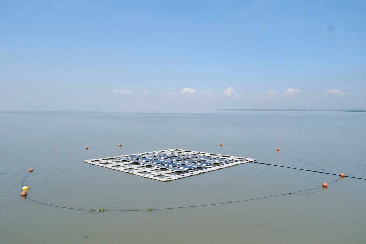 ProjectTsehigh's tweet photo. Solar panel sunset ✨ This floating solar project in the #Philippines could help reduce reliance on fossil fuels! Pilot projects are already powering town halls and a basketball court. Read more here:  https://t.co/Ay1p1goJUU #solar #earthday #EarthDay2023 https://t.co/BqArmxDyAi