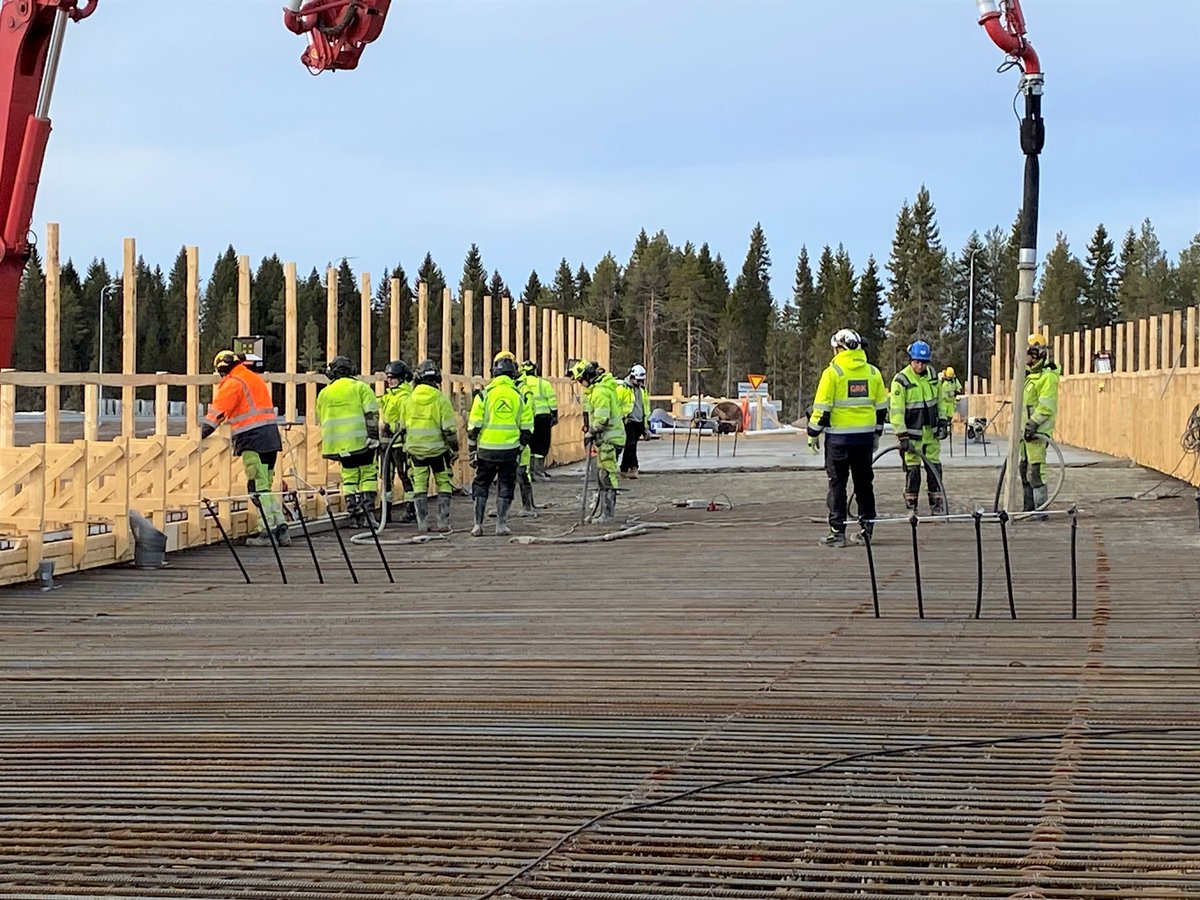 KeijoHeikkila's tweet photo. Vt 4 Simon työmaalla on menossa uuden Ranuantien risteyssillan kannen valu, joka alkoi keskiviikkoaamuna ja jatkuu torstaiaamuun saakka. Betonia kanteen menee yli 600 m3. Syksympänä sitten ajellaan tästä autolla yli 🙂. @vayla @Lapin_ELY
#simonkunta #grk https://t.co/NMohrruIJw