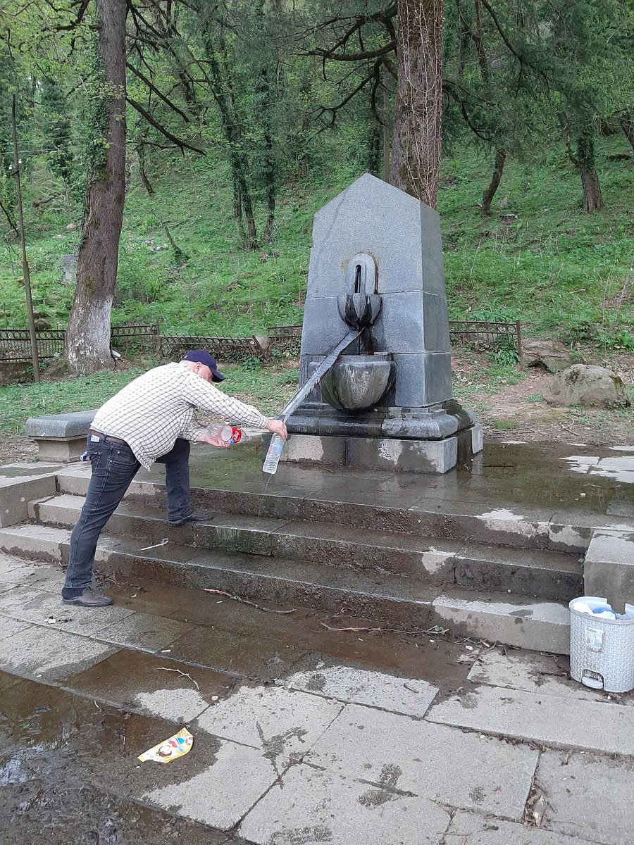 Amchanagi's tweet photo. #Georgen, #Quellen am Wegesrand liefern kühles #Wasser. https://t.co/dHIu00Frpx