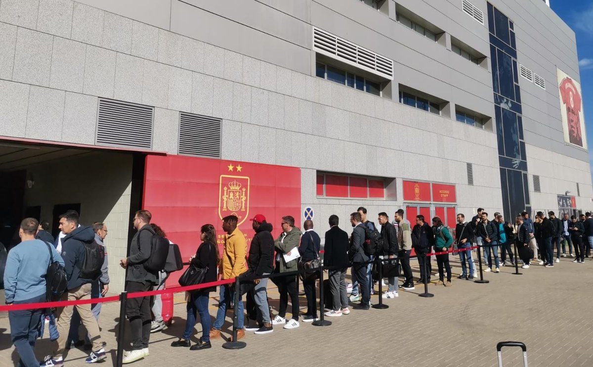 sportslawins's tweet photo. 👉 Esta mañana ha tenido lugar en la sede de la RFEF la primera convocatoria del examen de #agentesFIFA, en la cual han participado un numeroso grupo de aspirantes alumnos del Programa Ejecutivo para Agentes de Fútbol de SLI. 💼⚽ https://t.co/XfDHtPtylF
