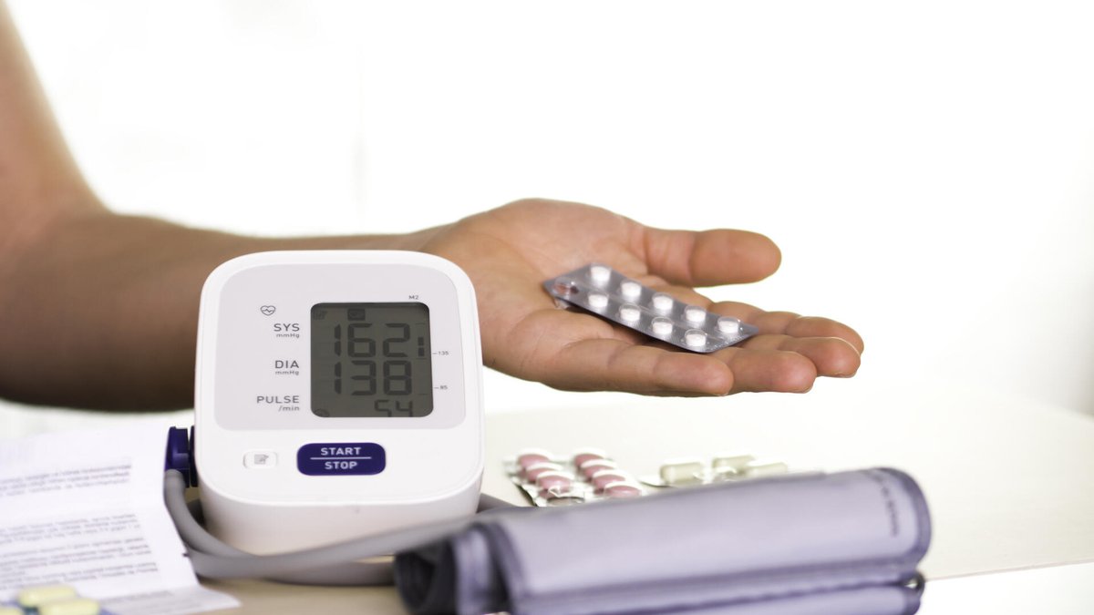 UWaterloo's tweet photo. New research from a team based @UWaterloo suggests that the time of day and a patient's sex may alter the effectiveness of certain blood pressure medications. More: https://t.co/ZCI0FSCOj8 | #UWaterlooNews https://t.co/4zEsHZvYmj