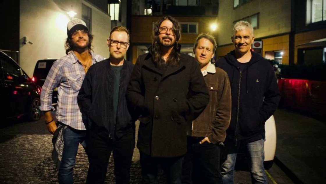 waraptv's tweet photo. Foo Fighters lanza una nueva canción titulada "Rescue" y anuncia su próximo álbum.

https://t.co/qDbEoRlqLa https://t.co/JlCZoOdp71