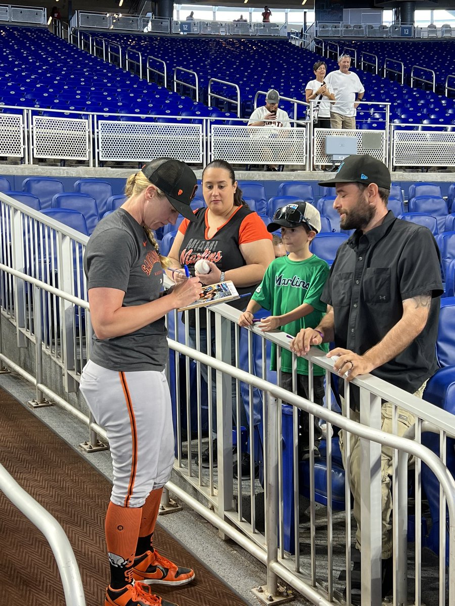 RT @IsaacAzout: Alyssa Nakken signing autographs pregame. 

#Giants https://t.co/93hjBW2tlH