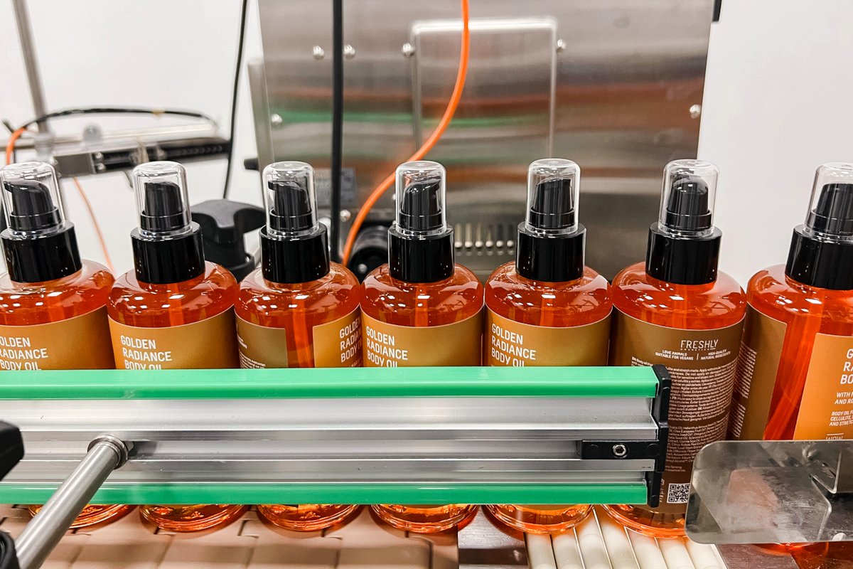 Freshly Cosmetics obre a Gandesa una planta que produeix i envasa oli corporal. Ha generat 15 llocs de feina. La companyia ja va instal·lar el seu centre logístic a la capital de la Terra Alta

Més notícies territorials a: 
catradio.cat/tarragona