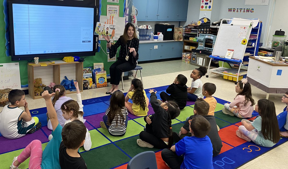 Room7friends's tweet photo. Thank you Mrs. Blessing for reading the fabulous story about friendship, creativity and compromise! The students loved listening to “The Colors They Shared”.  @BlessingMahopac @bulldogslv @jackieazadian https://t.co/EckAJ32Egr