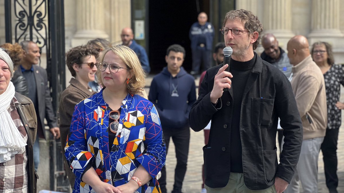 🌍 Les 35 centres de loisirs de #ParisCentre ont participé à la Marche des enfants pour le climat. 

Arrivée festive et musicale devant la mairie où @ArielWeilT & @KarineBarbagli les ont remercié pour leur engagement.

Merci aux équipes du périscolaire pour ce bel événement !